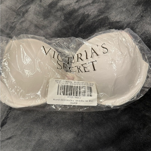 Victoria's Secret VERY SEXY
Smooth Push-Up Bra 36C - Picture 5 of 8